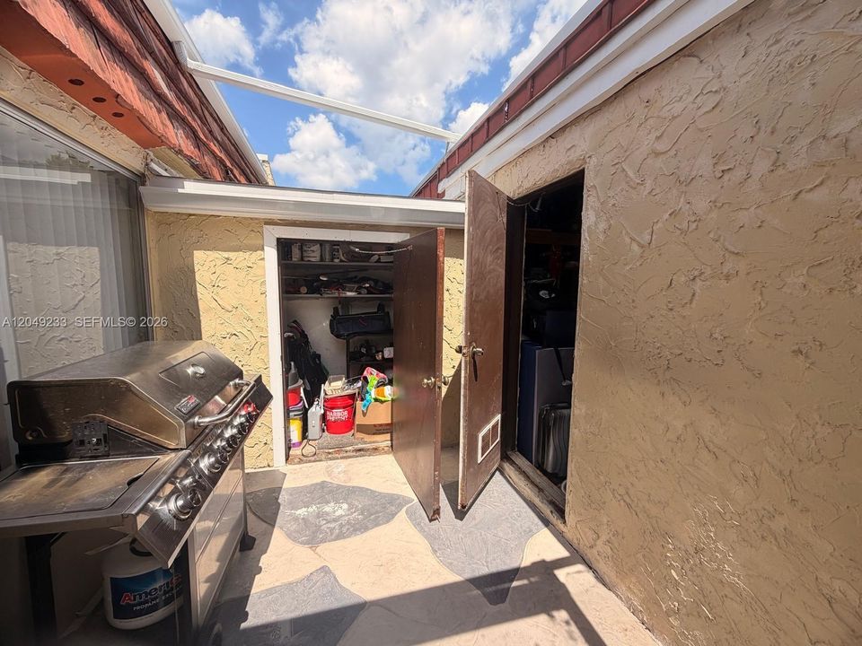 For Rent: $2,700 (2 beds, 1 baths, 1000 Square Feet)