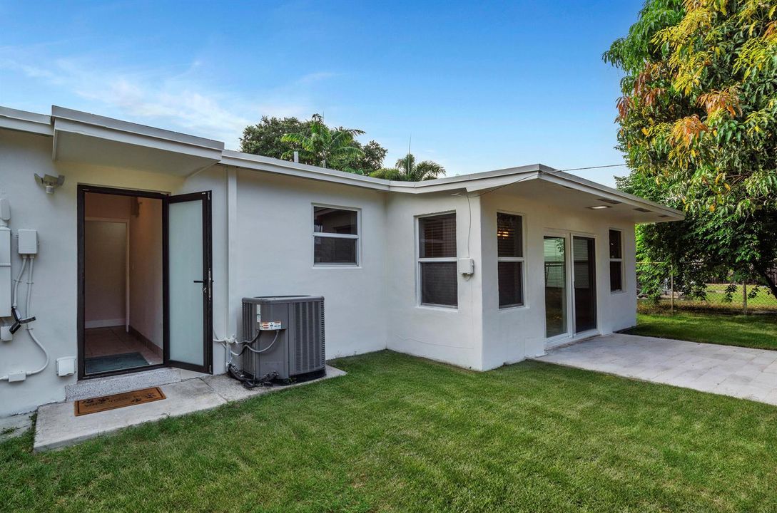 13 Laundry Room+Backyard (6)