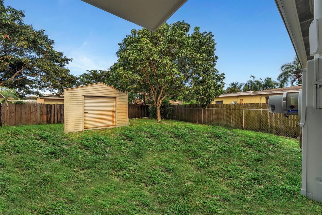 13 Laundry Room+Backyard (2)