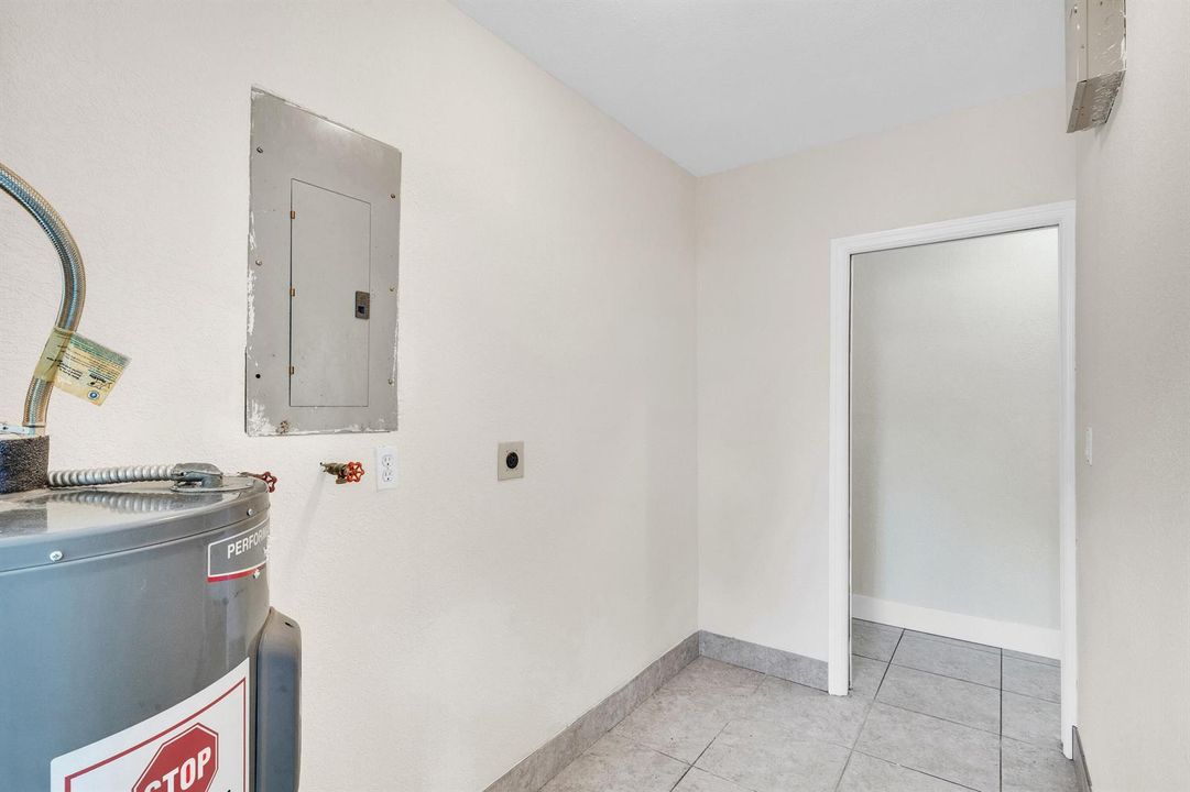 13 Laundry Room+Backyard (7)