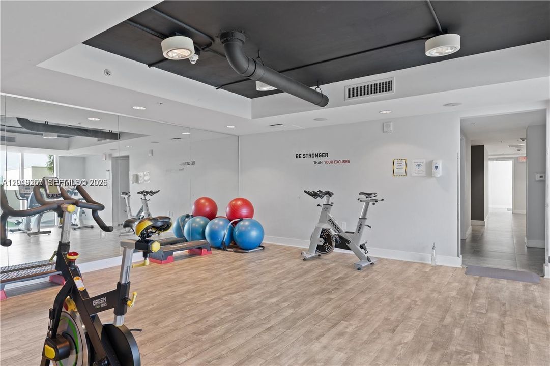 For Rent: $2,400 (1 beds, 1 baths, 637 Square Feet)