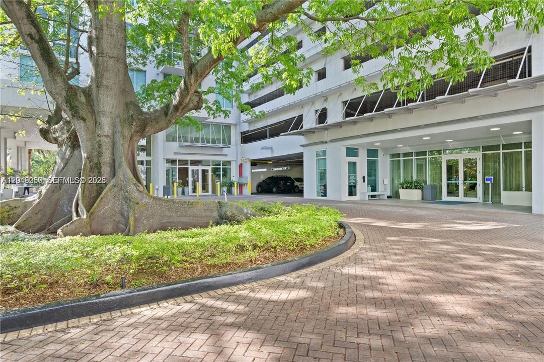 For Rent: $2,400 (1 beds, 1 baths, 637 Square Feet)