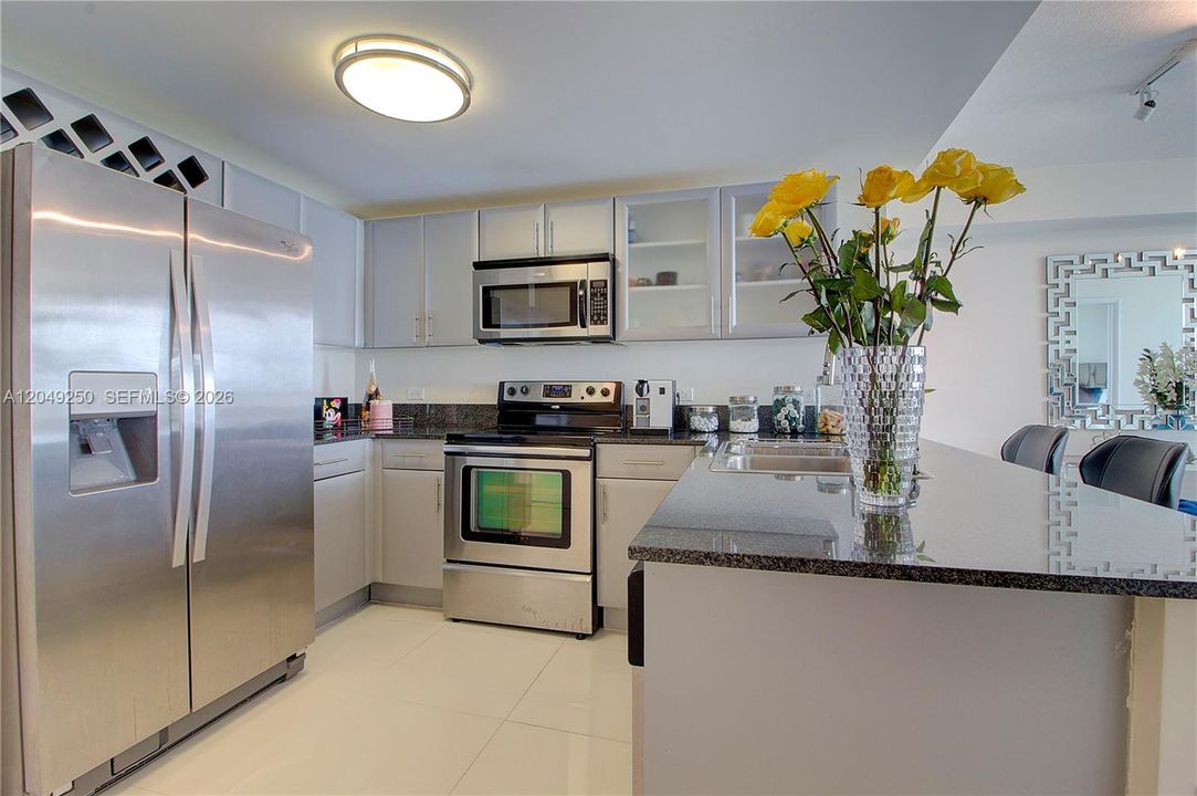 For Rent: $2,400 (1 beds, 1 baths, 637 Square Feet)