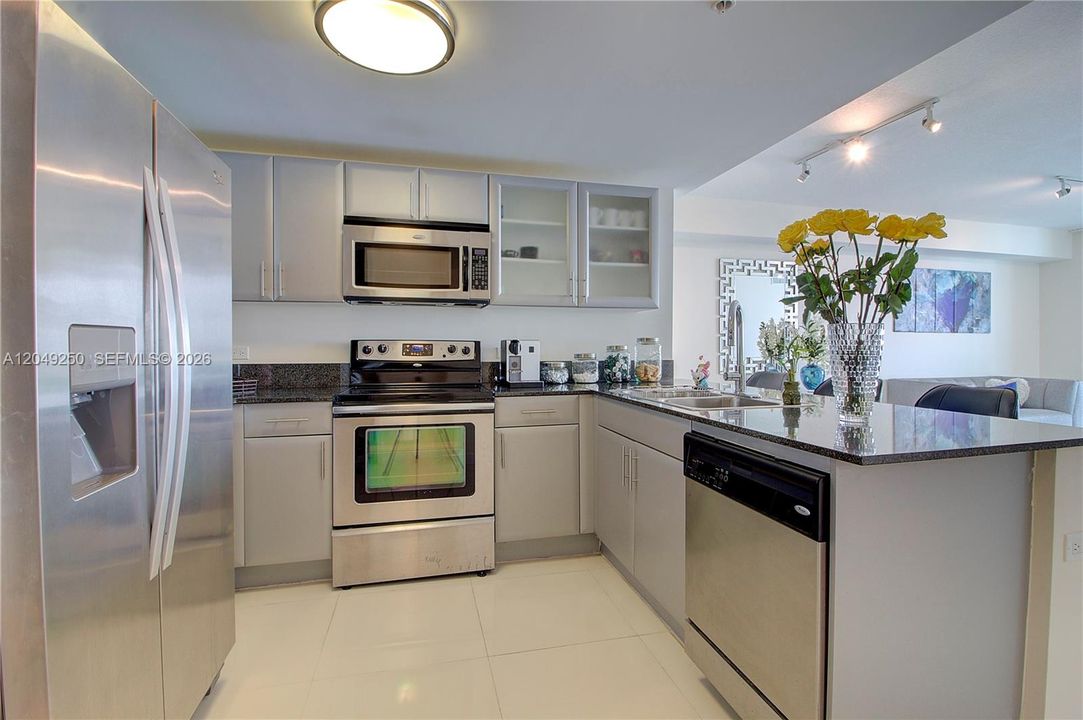 For Rent: $2,400 (1 beds, 1 baths, 637 Square Feet)