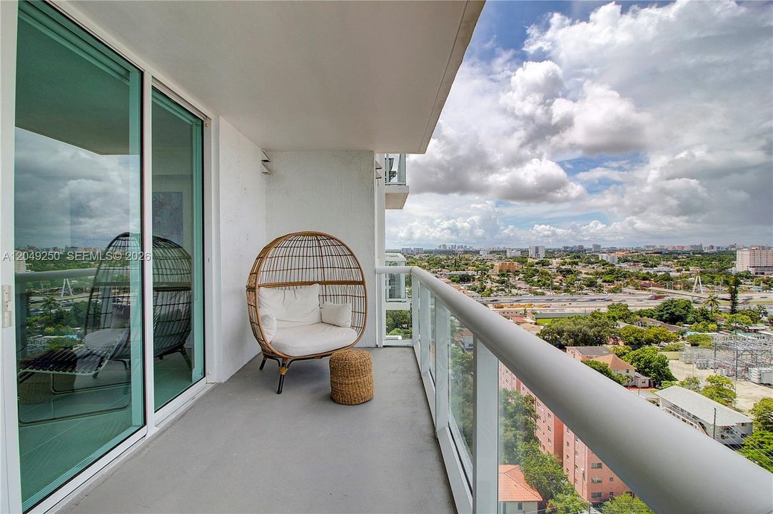 For Rent: $2,400 (1 beds, 1 baths, 637 Square Feet)