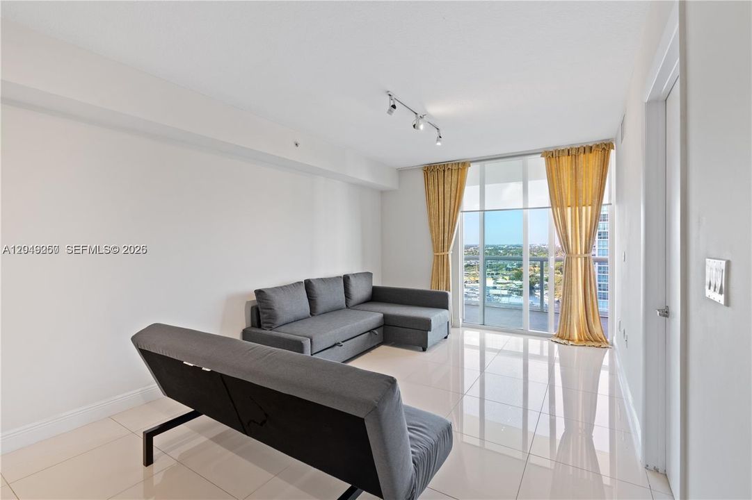 For Rent: $2,400 (1 beds, 1 baths, 637 Square Feet)
