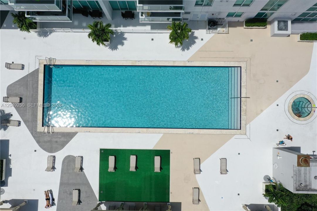 For Rent: $2,400 (1 beds, 1 baths, 637 Square Feet)