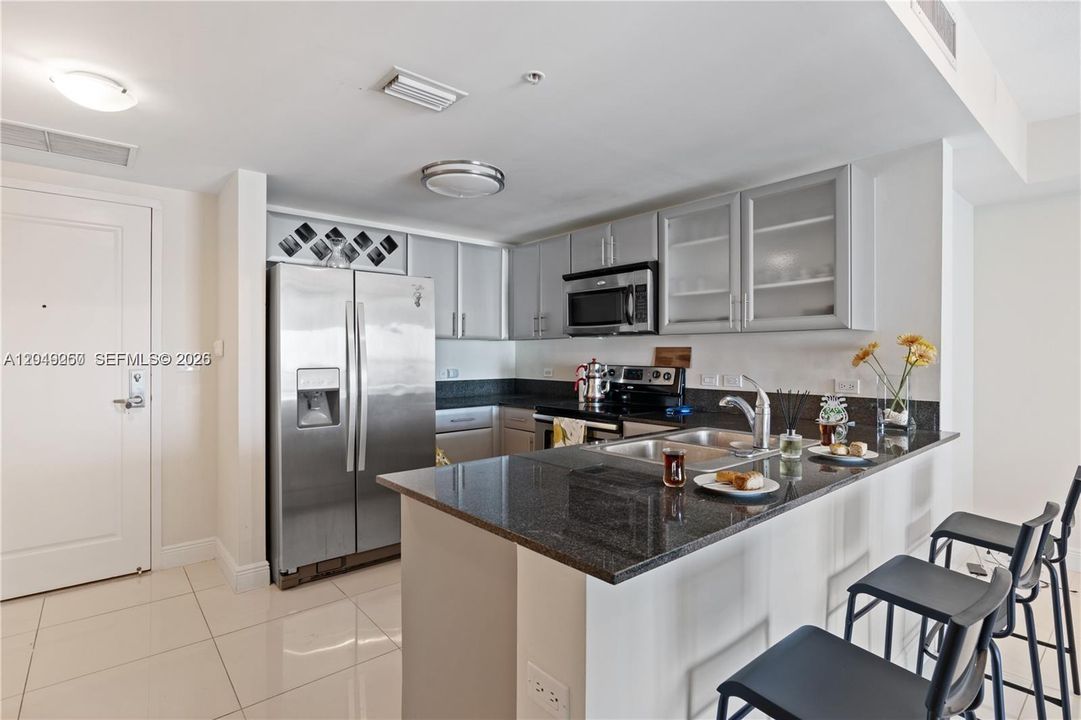 For Rent: $2,400 (1 beds, 1 baths, 637 Square Feet)