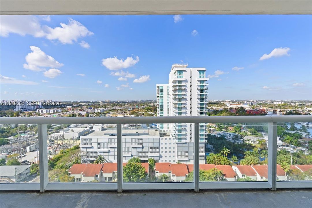 For Rent: $2,400 (1 beds, 1 baths, 637 Square Feet)