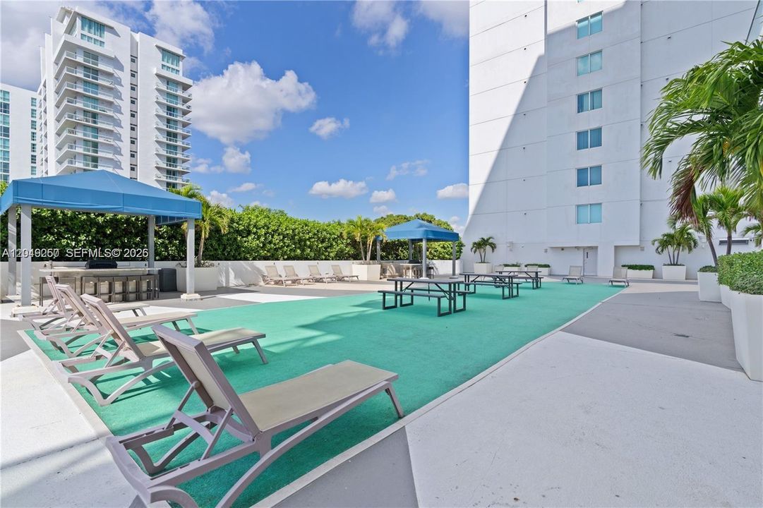 For Rent: $2,400 (1 beds, 1 baths, 637 Square Feet)