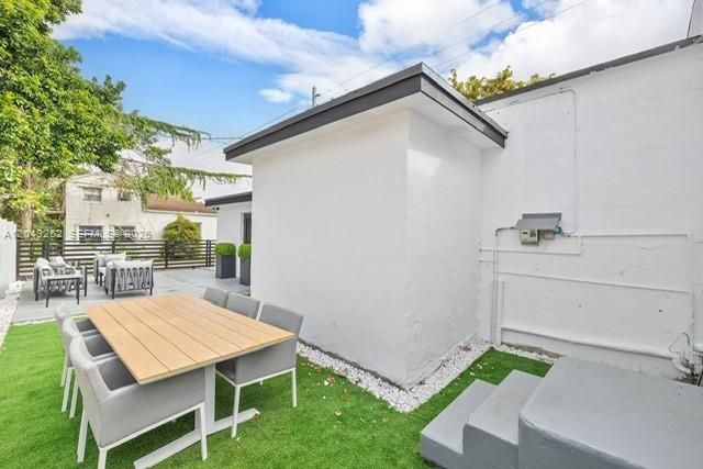 For Rent: $5,300 (4 beds, 2 baths, 1602 Square Feet)