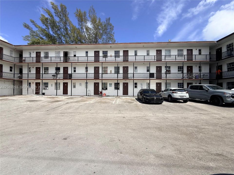 For Rent: $1,595 (1 beds, 1 baths, 575 Square Feet)