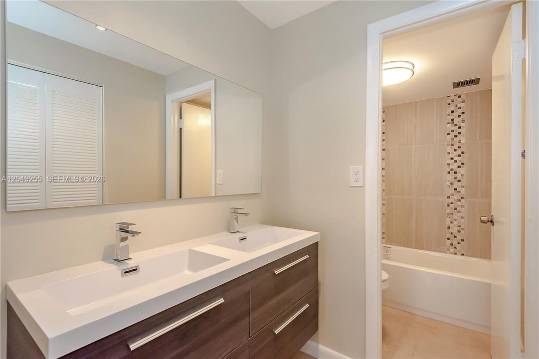 For Rent: $2,100 (1 beds, 1 baths, 780 Square Feet)