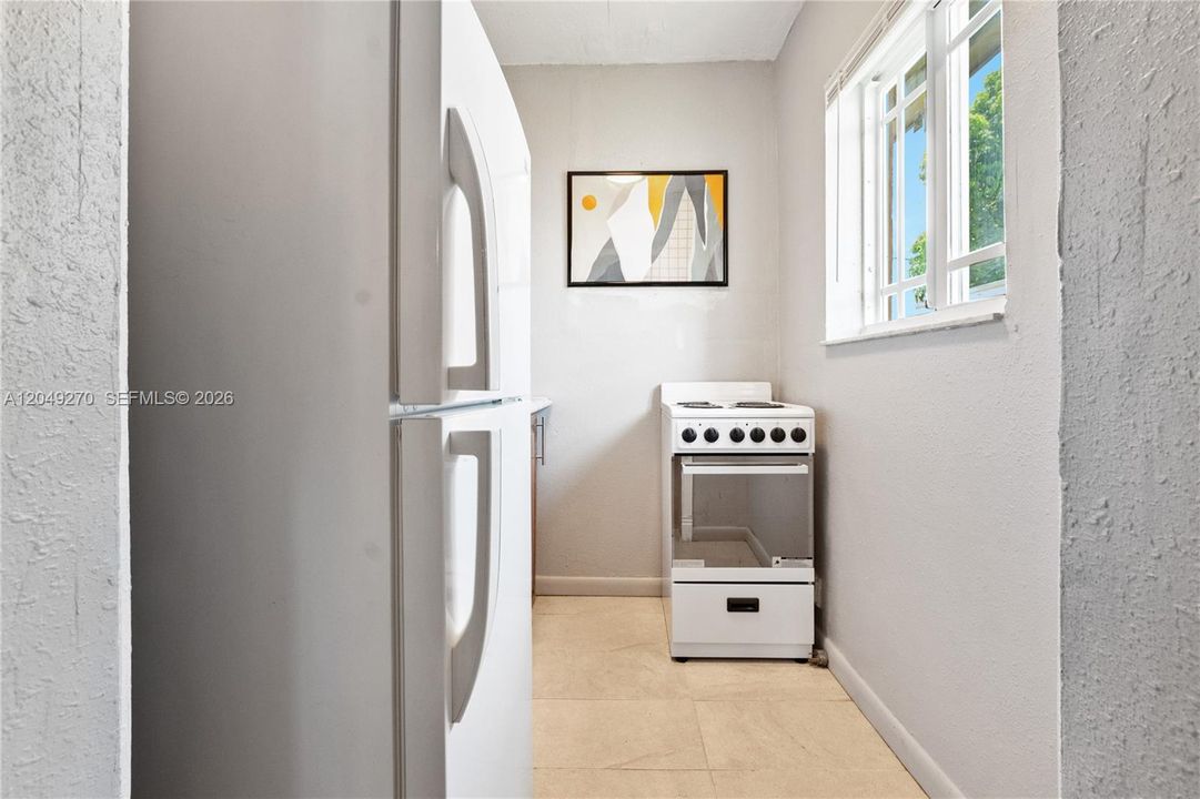 For Rent: $1,300 (1 beds, 1 baths, 1560 Square Feet)