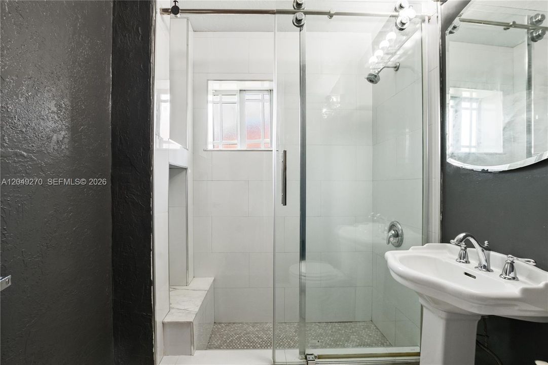 For Rent: $1,300 (1 beds, 1 baths, 1560 Square Feet)