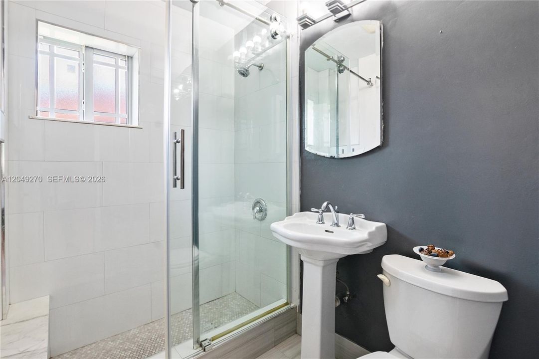 For Rent: $1,300 (1 beds, 1 baths, 1560 Square Feet)