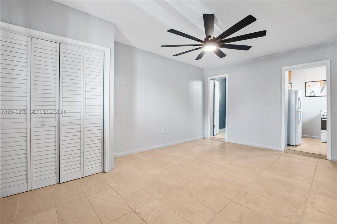 For Rent: $1,300 (1 beds, 1 baths, 1560 Square Feet)