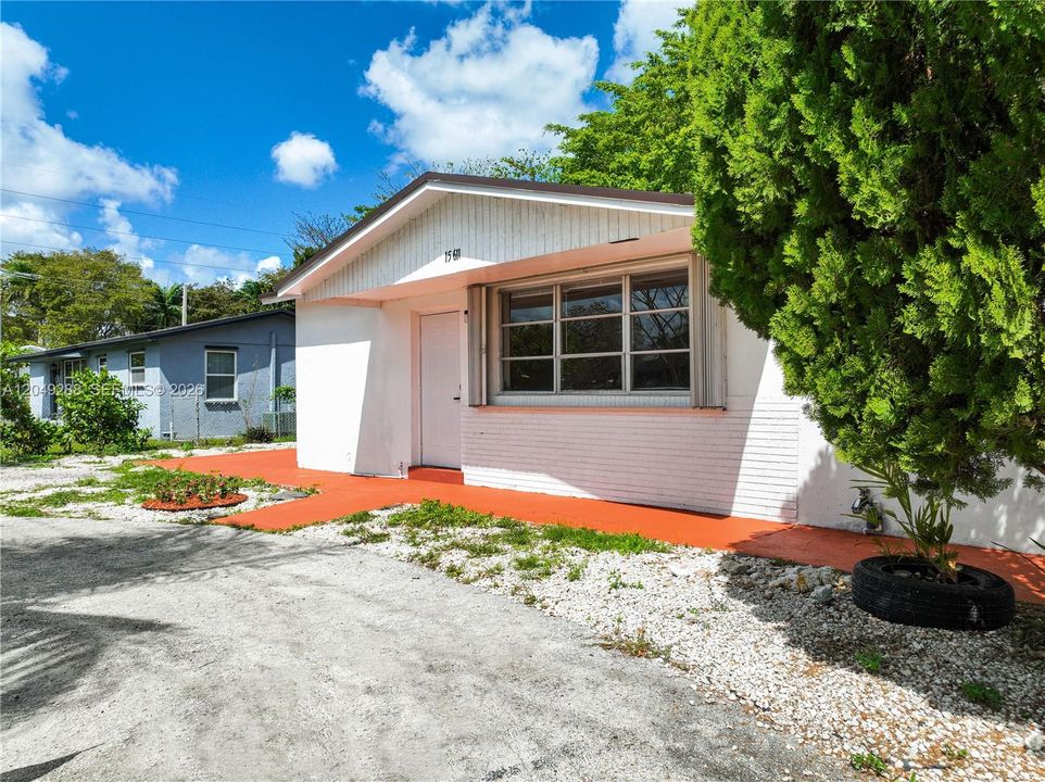 For Sale: $449,999 (3 beds, 1 baths, 1012 Square Feet)