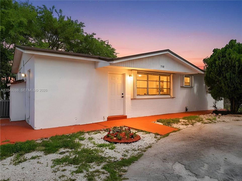 For Sale: $449,999 (3 beds, 1 baths, 1012 Square Feet)