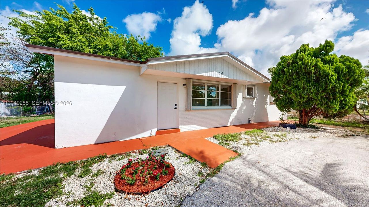 For Sale: $449,999 (3 beds, 1 baths, 1012 Square Feet)