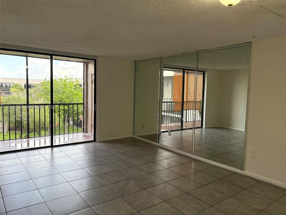 For Rent: $2,100 (2 beds, 2 baths, 965 Square Feet)