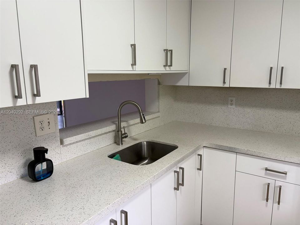For Rent: $2,100 (2 beds, 2 baths, 965 Square Feet)