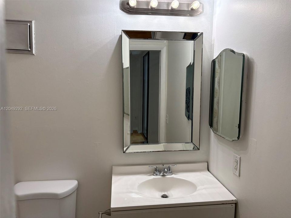 For Rent: $2,100 (2 beds, 2 baths, 965 Square Feet)
