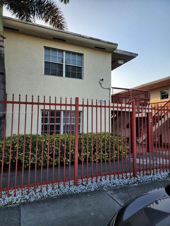For Rent: $2,000 (3 beds, 2 baths, 1056 Square Feet)
