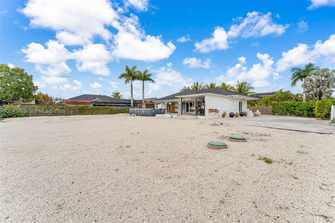 For Sale: $765,000 (3 beds, 3 baths, 1696 Square Feet)
