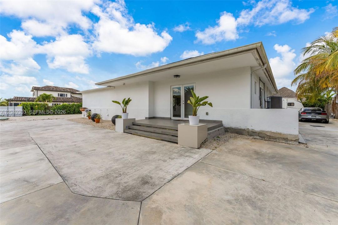 For Sale: $765,000 (3 beds, 3 baths, 1696 Square Feet)
