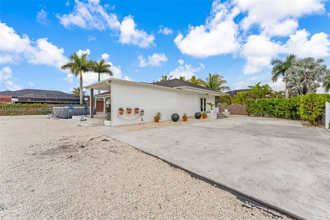For Sale: $765,000 (3 beds, 3 baths, 1696 Square Feet)