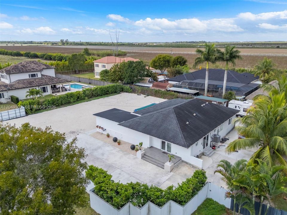 For Sale: $765,000 (3 beds, 3 baths, 1696 Square Feet)