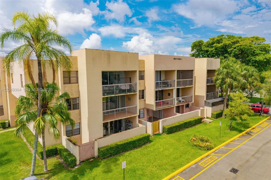 For Sale: $220,000 (1 beds, 1 baths, 727 Square Feet)