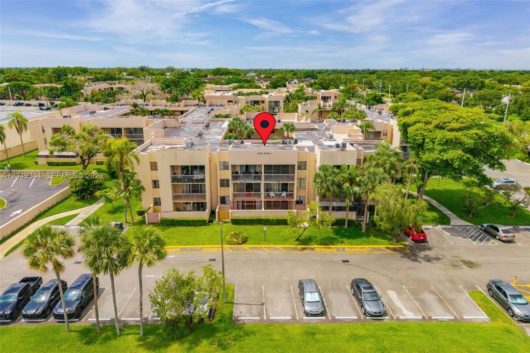 For Sale: $220,000 (1 beds, 1 baths, 727 Square Feet)
