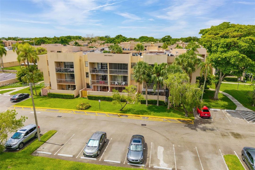 For Sale: $220,000 (1 beds, 1 baths, 727 Square Feet)