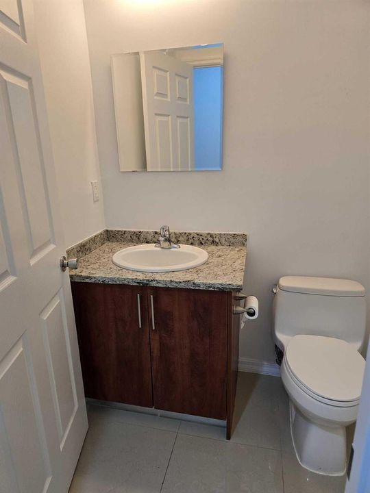 Half bathroom 1st floor