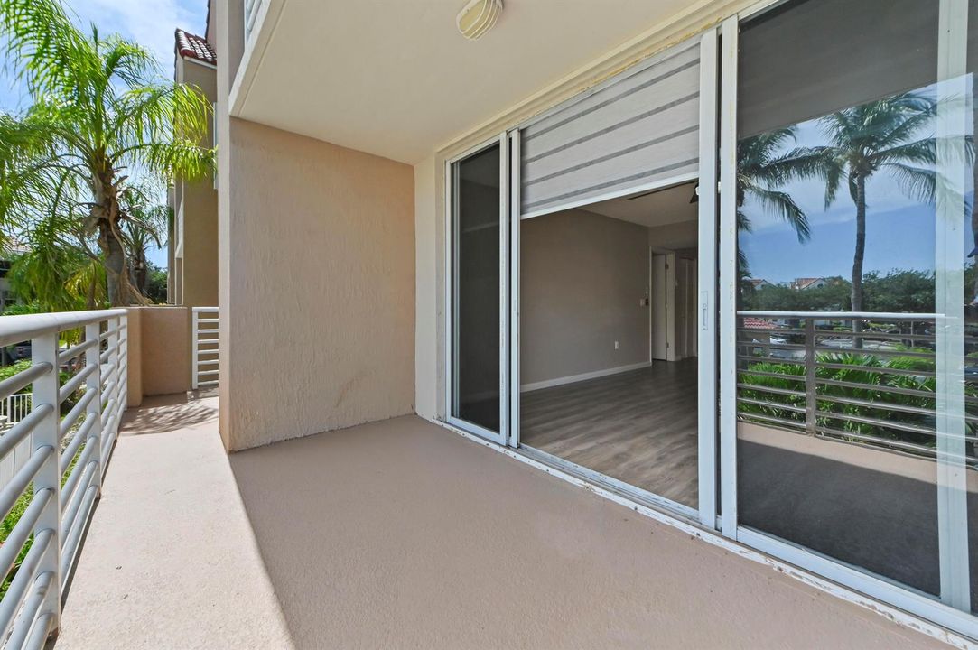 25 Balcony 02