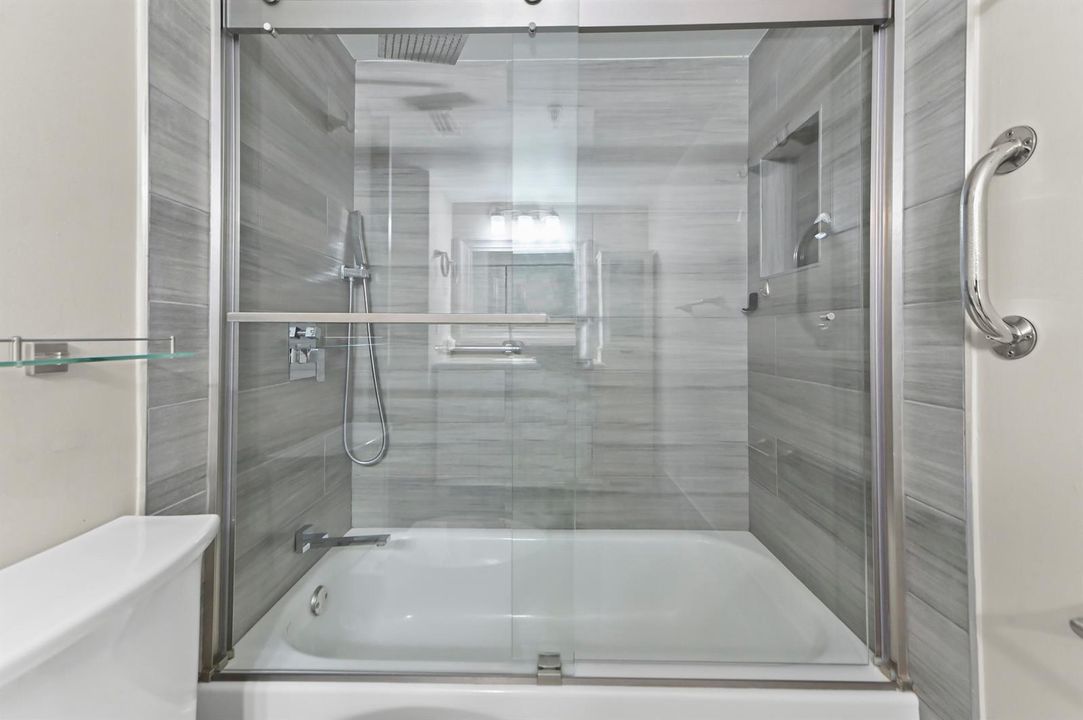 22 Bathroom 04