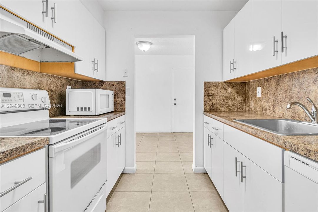 На продажу: $287,000 (2 спален, 2 ванн, 918 Квадратных фут)