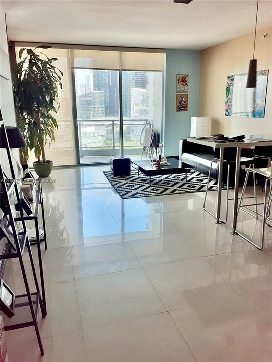 BRIGHT AND SPACIOUS LIVING ROOM