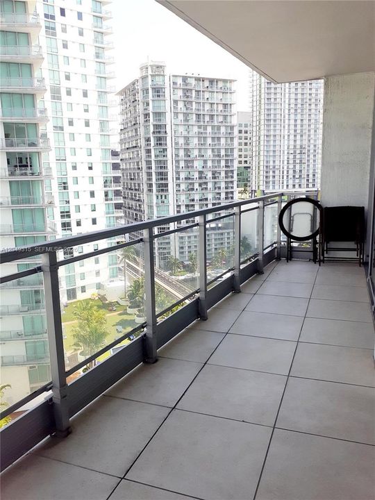 DOBLE ENTRANCE TO BALCONY