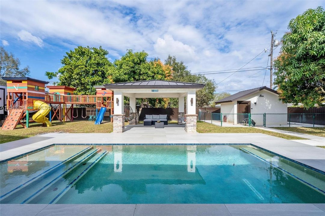 En Venta: $1,045,000 (4 camas, 4 baños, 3295 Pies cuadrados)