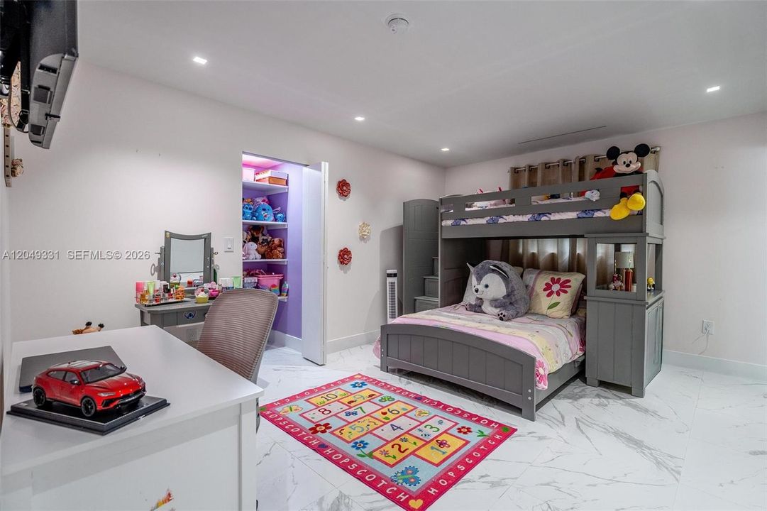 En Venta: $1,045,000 (4 camas, 4 baños, 3295 Pies cuadrados)