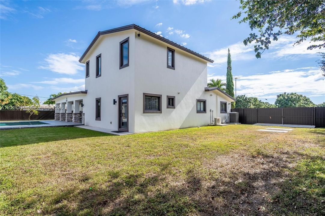 En Venta: $1,045,000 (4 camas, 4 baños, 3295 Pies cuadrados)
