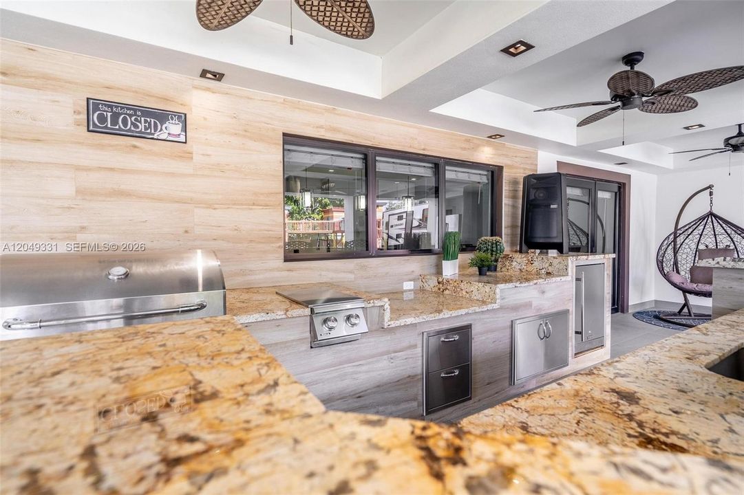 En Venta: $1,045,000 (4 camas, 4 baños, 3295 Pies cuadrados)