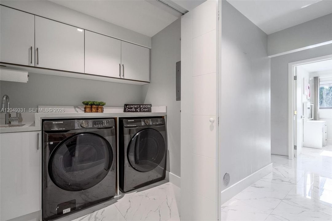 En Venta: $1,045,000 (4 camas, 4 baños, 3295 Pies cuadrados)