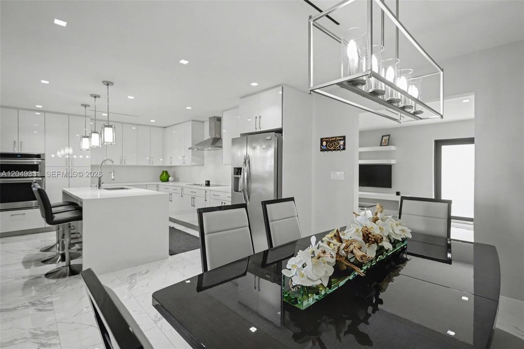 En Venta: $1,045,000 (4 camas, 4 baños, 3295 Pies cuadrados)