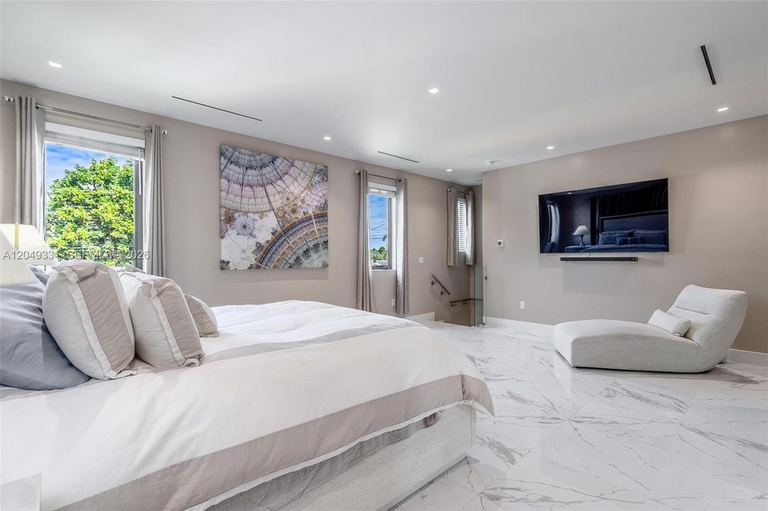 En Venta: $1,045,000 (4 camas, 4 baños, 3295 Pies cuadrados)