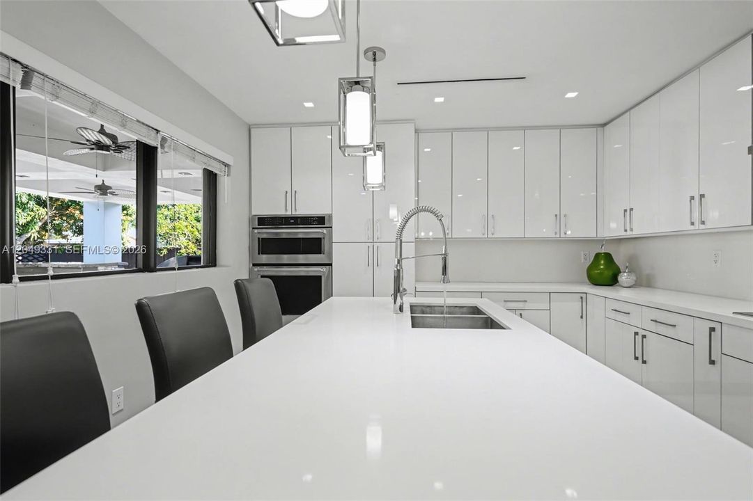 En Venta: $1,045,000 (4 camas, 4 baños, 3295 Pies cuadrados)
