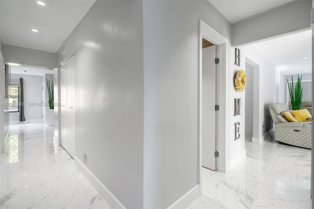 En Venta: $1,045,000 (4 camas, 4 baños, 3295 Pies cuadrados)